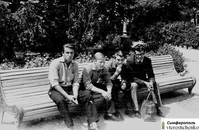 Прикрепленное изображение: В сквере на скамейке - 1966.jpg